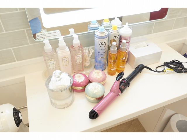 ������p�t���A�̃p�E�_�[���[���ɂ́A��Ԃ�ł��C�y�ɂ����p������L�x�ȃA���j�e�B�����p�ӂ��Ă���܂��B_�_�˃T�E�i���X�p