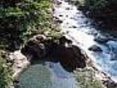 天然の巨岩に囲まれた野趣あふれる風呂_新穂高の湯