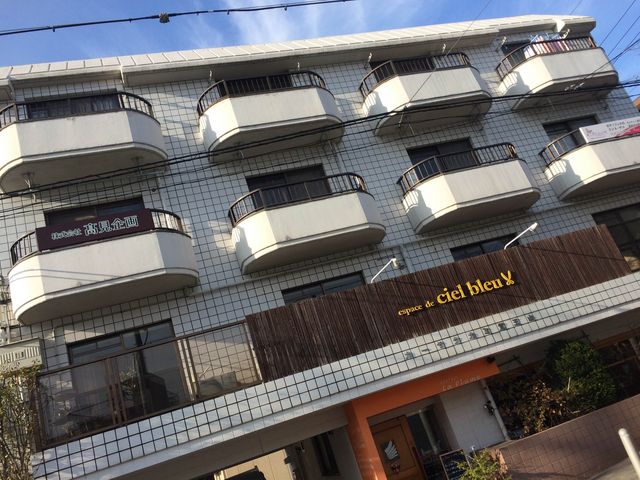 �X�܊O�ςł��B1�e���H�X2�e���e�@�̃A�p�[�g��3�e�ɂ������܂��B_���É�����̌����[�N�V���b�v�����@candle shop cafe �o���R�L�����h��