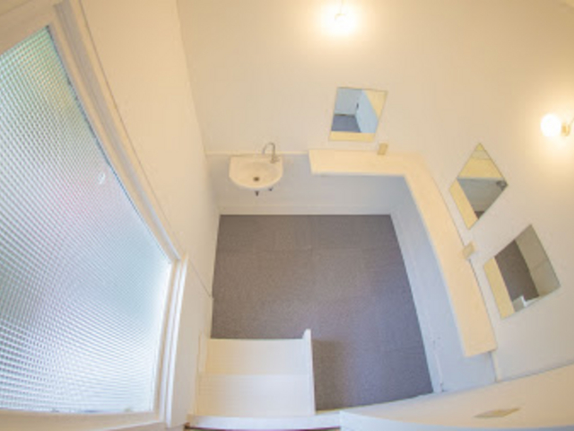 �N���u�n�E�X�ɂ́A�p�E�_�[���[���A���b�J�[�A�V�����[�������B���߂Ă̏��������S�ł��B_SURF CITY �{��