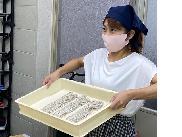 �R���i�Œ��炭�x��ł���ꂽ���s�[�^����B
�v���Ԃ�̂��Αł��ő��сA�y�������B_���΂�������� �킭�킭