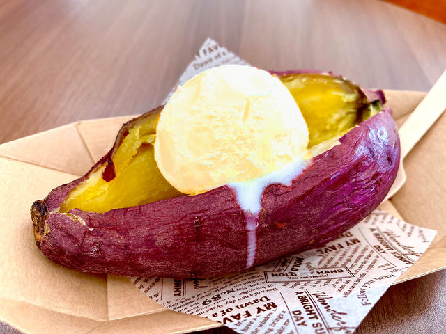 �ꉟ���́u�܂邲�Ƃ₫�����A�C�X�v����i�I�ቷ�ł�������Ă����Ă����ɁA�o�j���A�C�X���h�h���Ə悹���A���������ŏ㋉�̃X�C�[�c�B�������ɂĂǂ�����_����X�g���x���[�t�@�[��