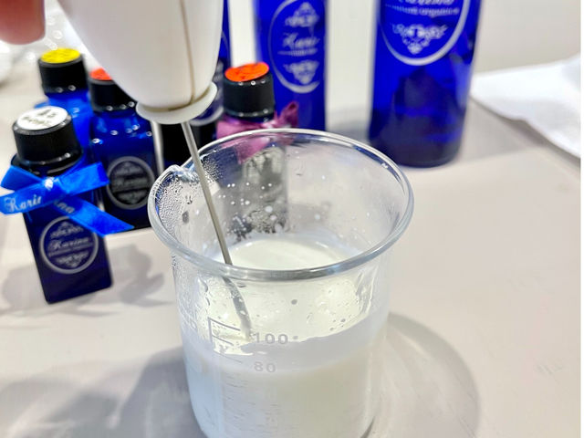 ������Ă�N���[�����b�X���B
�h���܁A�����܁A�A���R�[���t���[�ł�_Camomille Matricaire