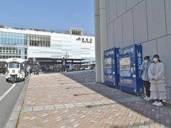熱海駅のりば。熱海第一ビルの横青い自販機が目印です。_手作り工房マリンクラフト 人魚の入り江
