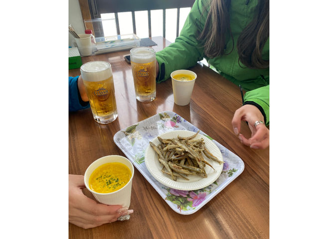 �y�����ނ������J�T�M�̓V�Ղ�����R�΃v�����̎��͎������ƈꏏ�ɐH�ׂ��܂��B�����h�����N�t���Ȃ̂ŗ₦���r�[���ł��B_�v���K�C�h�c�A�[�D�y�F�I�����[�����c�A�[�Y