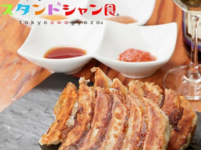 �X�^���h�V�����H TOKYO�b��� Champagne&GYOZA BAR�̎ʐ^1