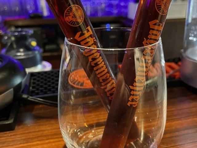 SUMMIT LOUNGEBAR ̎ʐ^1