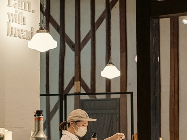 iam with bread cafe ACAEBYubh̎ʐ^1