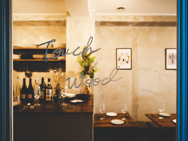 Touch wood ^b`Ebh̎ʐ^1