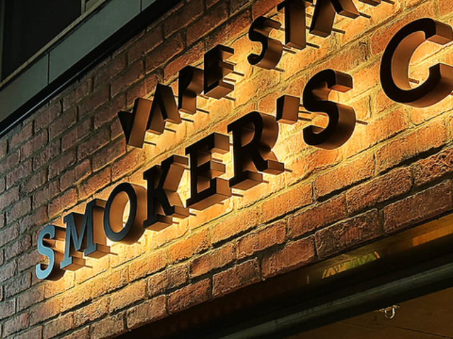 VapeStand Smoker s Cafe xCvX^h X[J[Y JtF̎ʐ^1