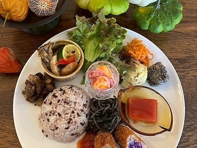 SLOW CAFE & BEER ANTIQUE �X���E�J�t�F�A���h�r�A �A���e�B�[�N�̎ʐ^1