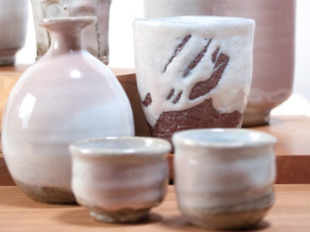 萩焼　花瓶　龍の模様　窯元泉流山作　共箱付き 萩焼 花瓶 龍の模様 窯元泉流山作 共箱付き