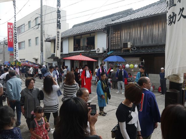 �喼�p�͒n���̒��w���ł��傤���B�s��́A�_�Ђ̎Q��50���قǂ̒Z�����̂ł��B14:00�X�^�[�g�B_�t��