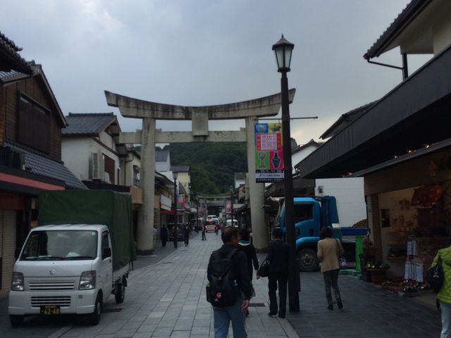 �~���}��