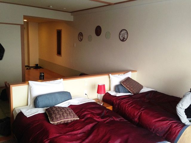 aȂ̂ɃxbhamB
͉̂K_ΖtzeCNTCheX