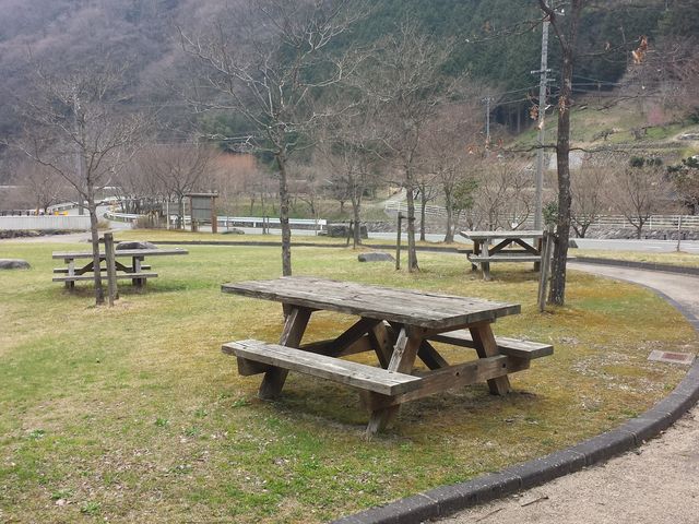 �L�����v�T�C�g�Ńe���g�𒣂��Ĕ��܂邱�Ƃ��\�ł��B_�V���s�ʏ��A�E�g�h�A�X�|�[�c�Z���^�[