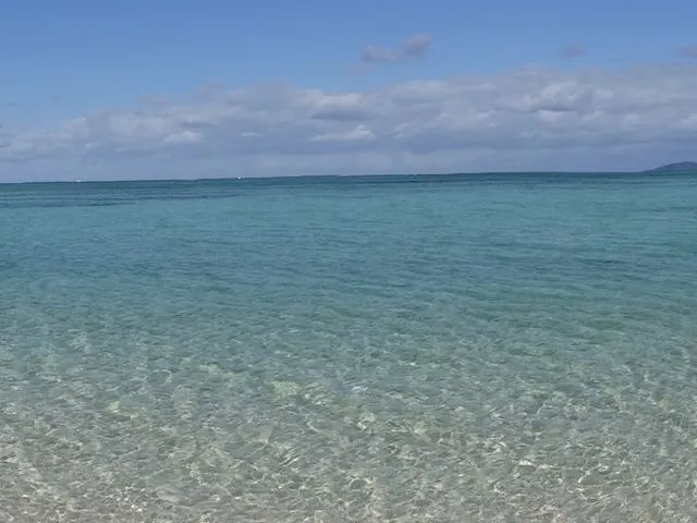 竹富島コンドイビーチの遠浅でエメラルドの海