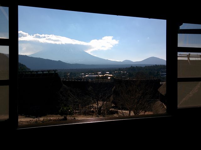 古民家の中から望む富士山。_西湖いやしの里根場