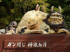 これほど上質なカオスに彩られた境内も珍しいだろう。 - 大観音寺の