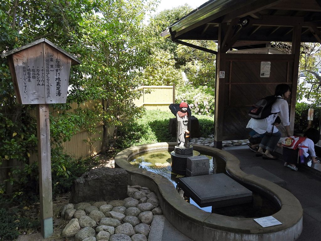 お湯かけ地蔵足湯
