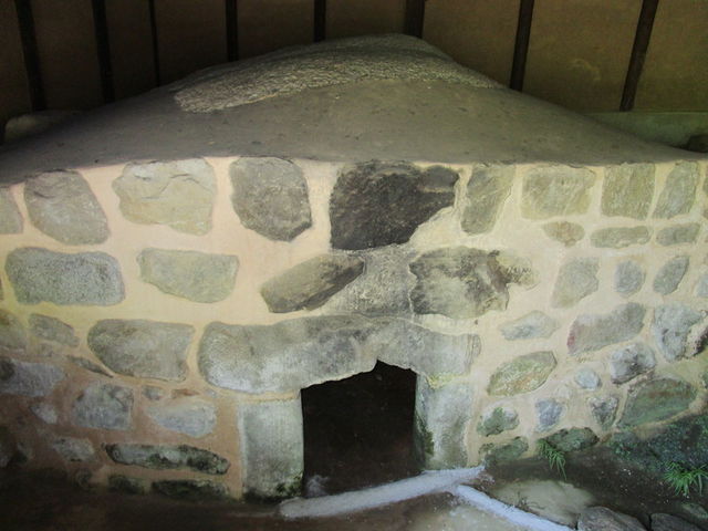 ����҂�����̋v��̐Ε��C�̓��e�ʐ^1