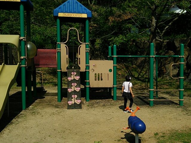 �������q���V�ׂ鉺�̂��т����L��AA�R�[�v�̐��ʁB���ԏ�A�g�C���A�x���`������܂��B_�����Y����