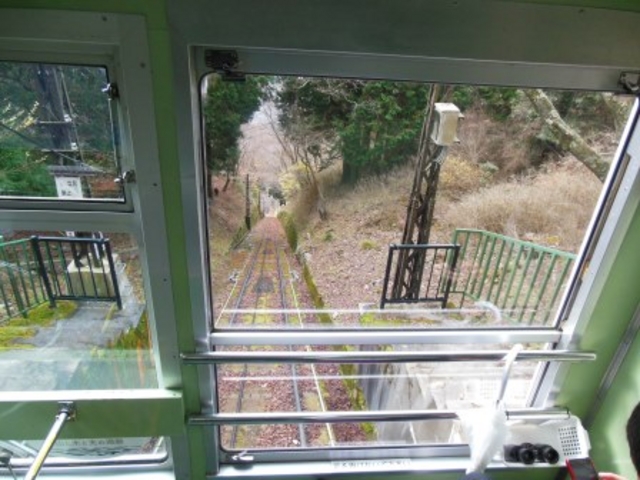 山頂駅から下を見る_叡山ケーブル