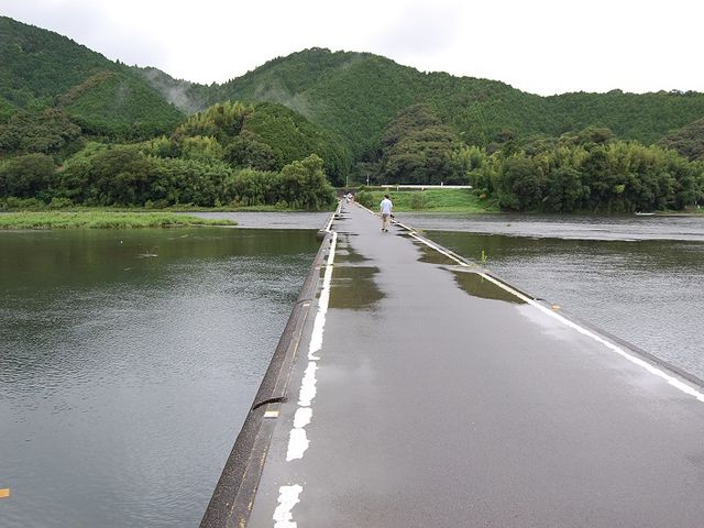 �^�񒆂ɎԂ��悯��ꏊ����J��_���c�̒�����