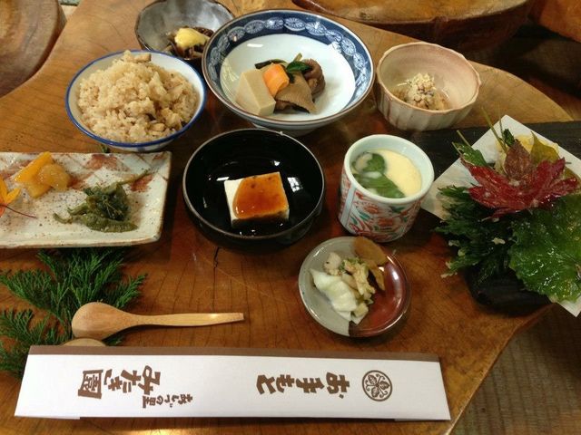 R̍Kӂ񂾂Ɏꂽ[킢̐H܂_݂