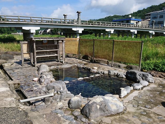 夜は結構混雑しています。_河原風呂