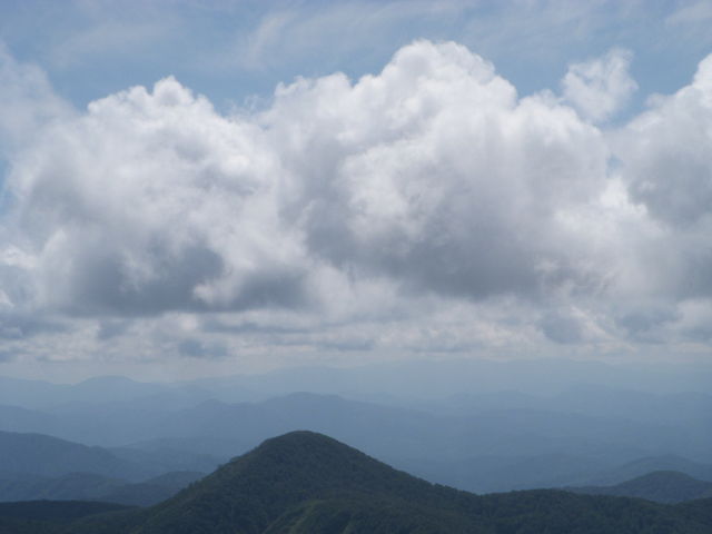 ��O�ɂ������ׂ̏��_�R�Ɖ��ɏĐΘA��B_�^���x