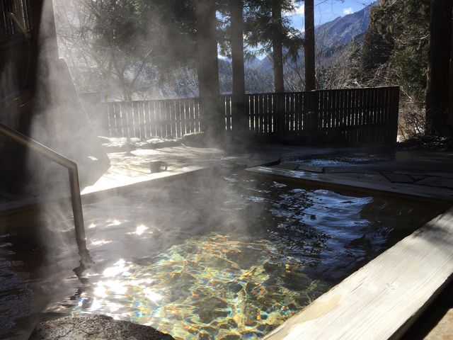 貸切露天風呂。硫黄の香り漂うトロトロのアルカリ性単純泉は秘湯感抜群。_湯元すぎ嶋
