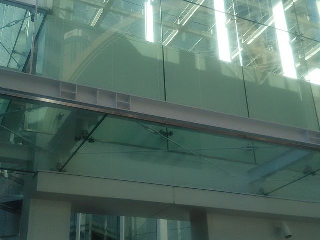 �K���X�̃G�X�J���[�^�[_JR���w