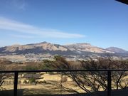 ݂̃zeO[sA숢h̓eʐ^1