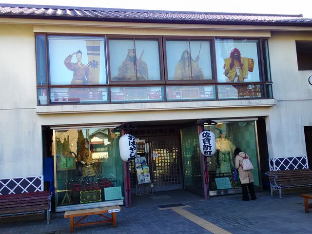 ���ʓ�����̗��e�ɑ傫�ȎR�Ԑl�`��2��W������Ă��܂�_���q�V�����͂₵��