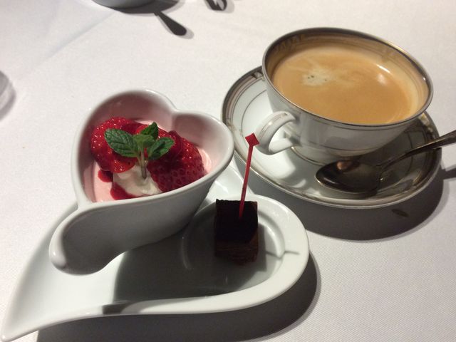 �H��̃f�U�[�g�ƃR�[�q�[�ł����B_�Z�g���O���o�[�Y�n�E�X����