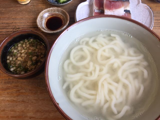 釜揚げうどん大盛りと魚寿司_釜揚うどん岩見