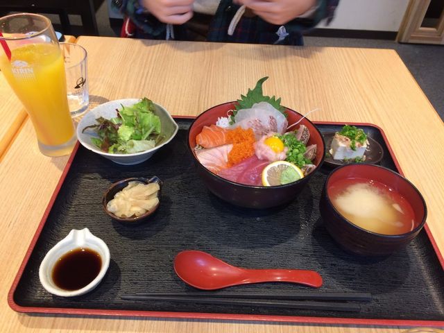 �w�̋߂��ɂ���a�H�X�u����ׂ��v�Ń����`���܂����B_�����������w