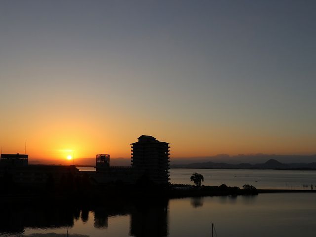 泊まった宿からの琵琶湖の夜明け。_おごと温泉