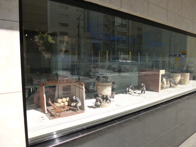 �𑢂�̍s����͌^�œW��_���{�̎�����