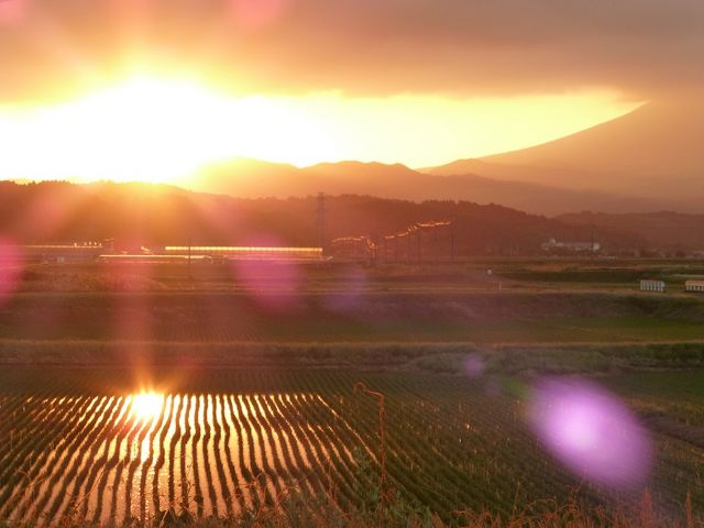 �[�z�̒��������ɋP���u���R���������v�E�[�Ɍ����鍂���R�Ɛ����ꂽ��D��JR��ԎB�e�X�|�b�g_�₢�����R��������