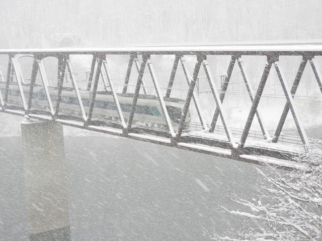 ���̉w�̑O���瓌���̍ŐV���}���o�e�B?_���̉w�@������