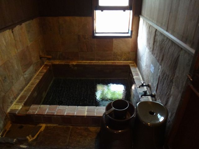 部屋の内湯です。_平山温泉
