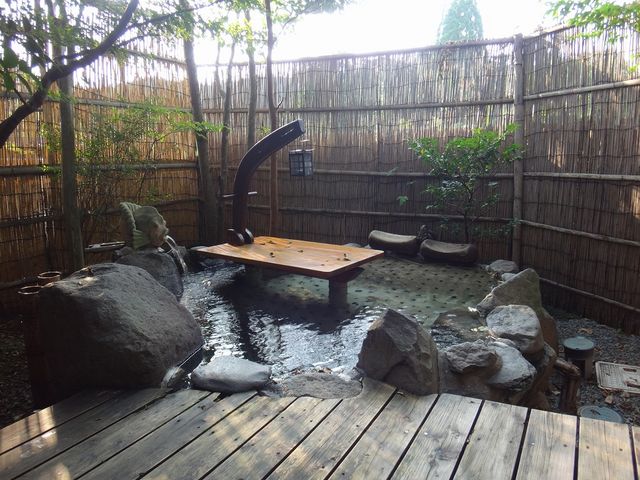 露天風呂にはなぜか机が…。_平山温泉