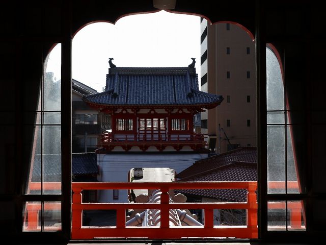新館の窓から見た楼門。_武雄温泉楼門