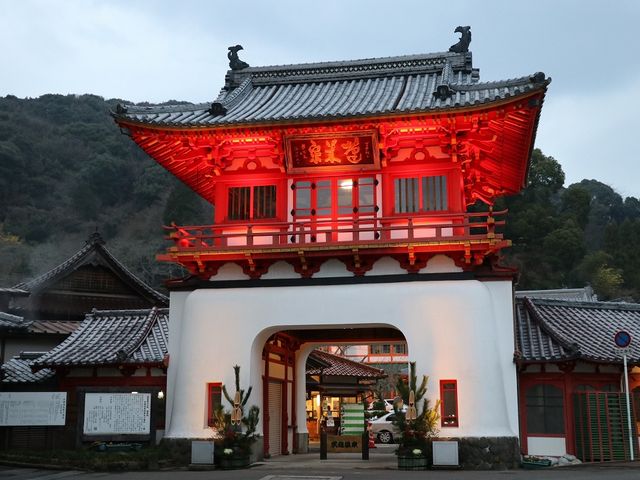 夜はライトアップされ、赤い楼門がいっそう美しく見えます。_武雄温泉楼門