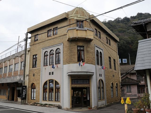 有田異人館の前にあります。_深川製磁参考館