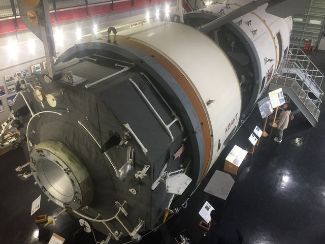 �~�[������납��_�Ϗ��q�s�Ȋw�Z���^�[�E�~�[���W����