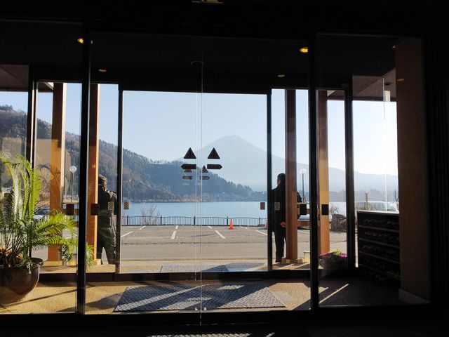 ���֑O�ł̓Q�X�g�҂��̃X�^�b�t�̕��X���ҋ@�B_�Ίy�����Ǖx�m��i