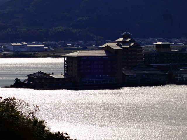 湖上に浮かぶ絶景の宿 はわい温泉 千年亭】予約・アクセス・割引